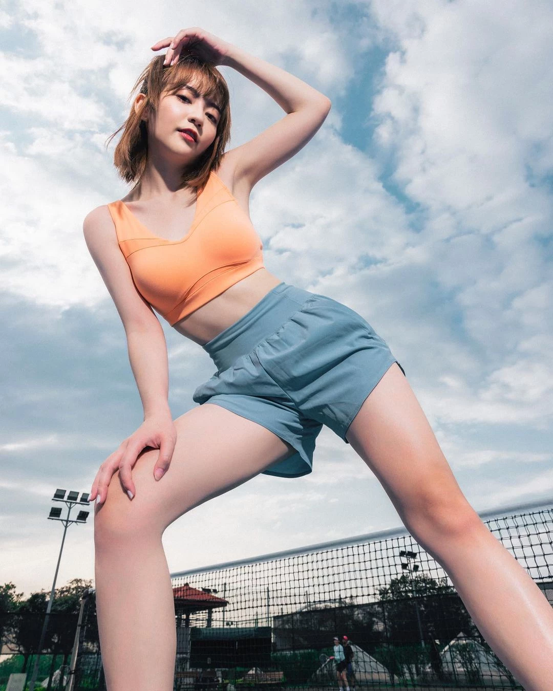  仙气女孩「拔辣若茵」微露酥胸S曲线真的好诱人