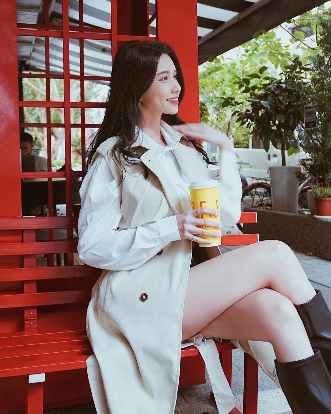 长腿美人「蔡译心」白嫩美腿和深沟 好诱惑 第2张