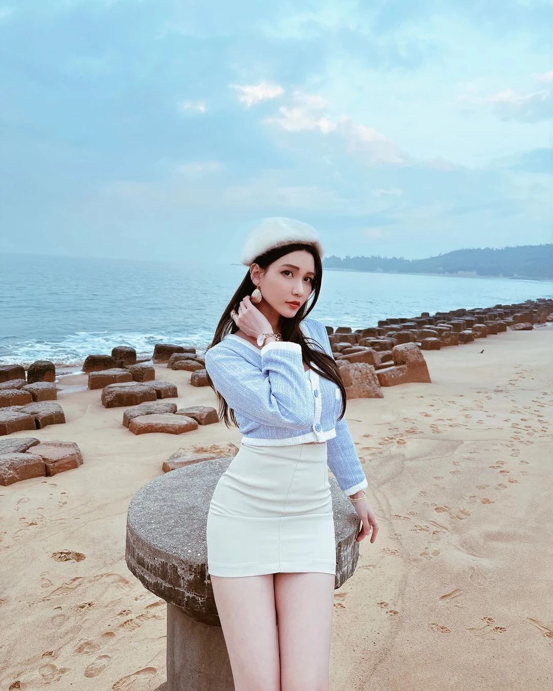  长腿美人「蔡译心」白嫩美腿和深沟 好诱惑 第4张
