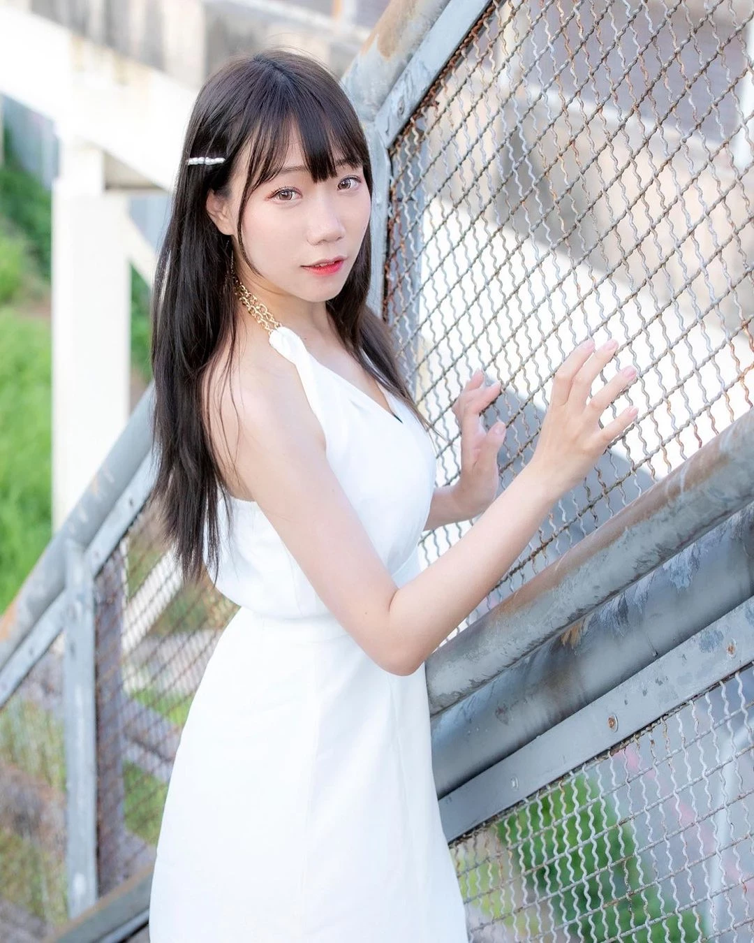  正妹「巧巧」摆出撩人姿势表情 甜美笑容充满治癒力量